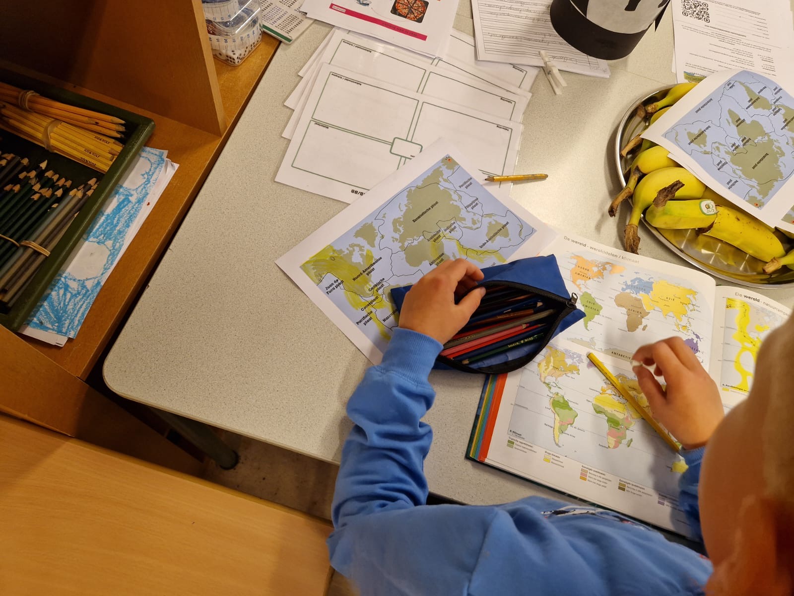 De platentektoniek onderzoeken in de atlas. 